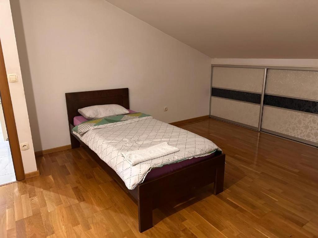 Rooms Near The Airport Сараево Екстериор снимка
