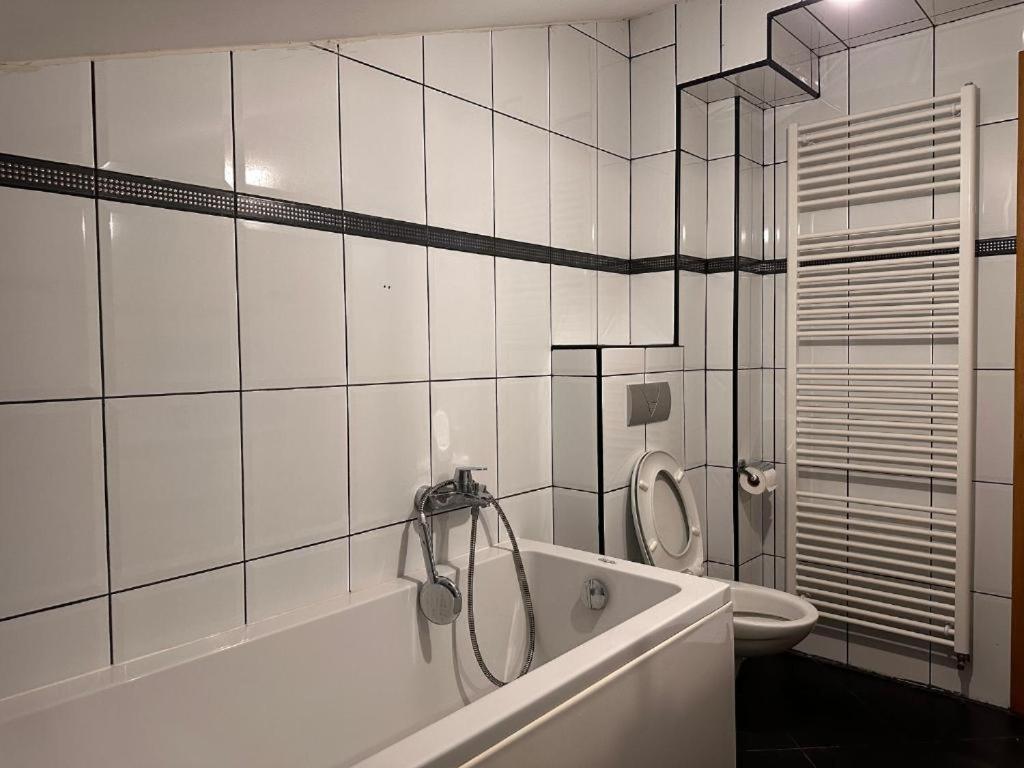 Rooms Near The Airport Сараево Екстериор снимка